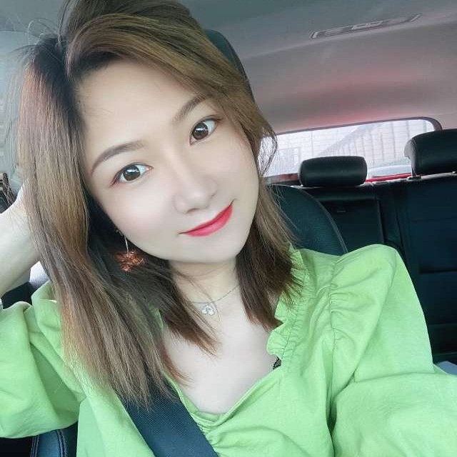 现代拿红玫瑰的照片