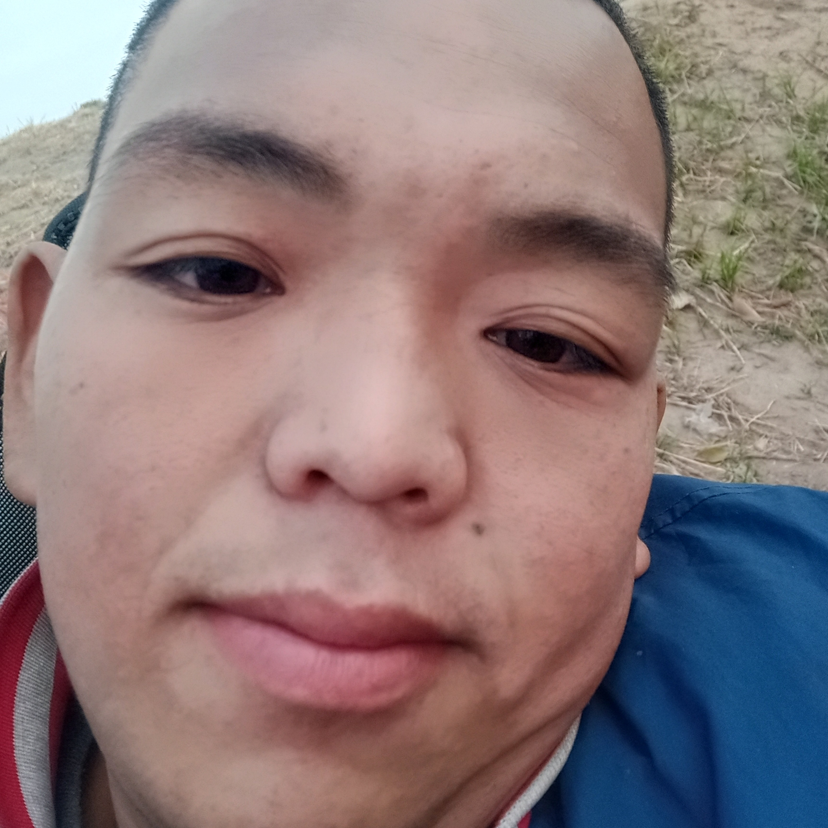 清脆打香水的照片