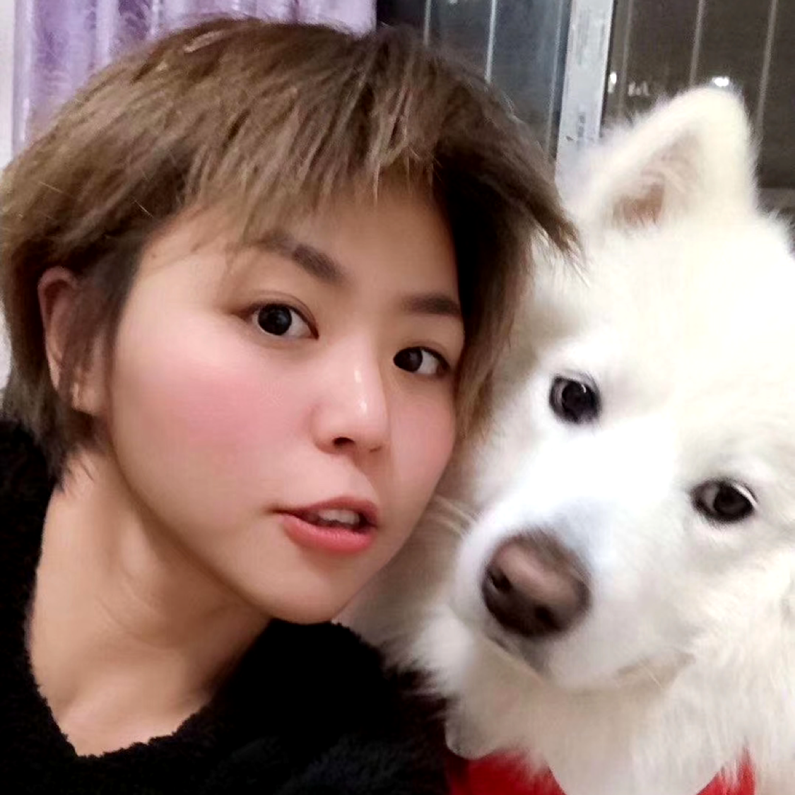 甜甜拿电源的照片