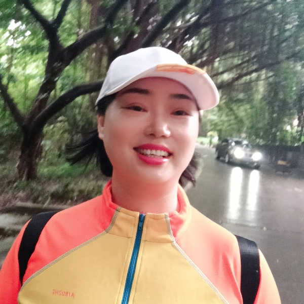 跳跃闻机器猫的照片