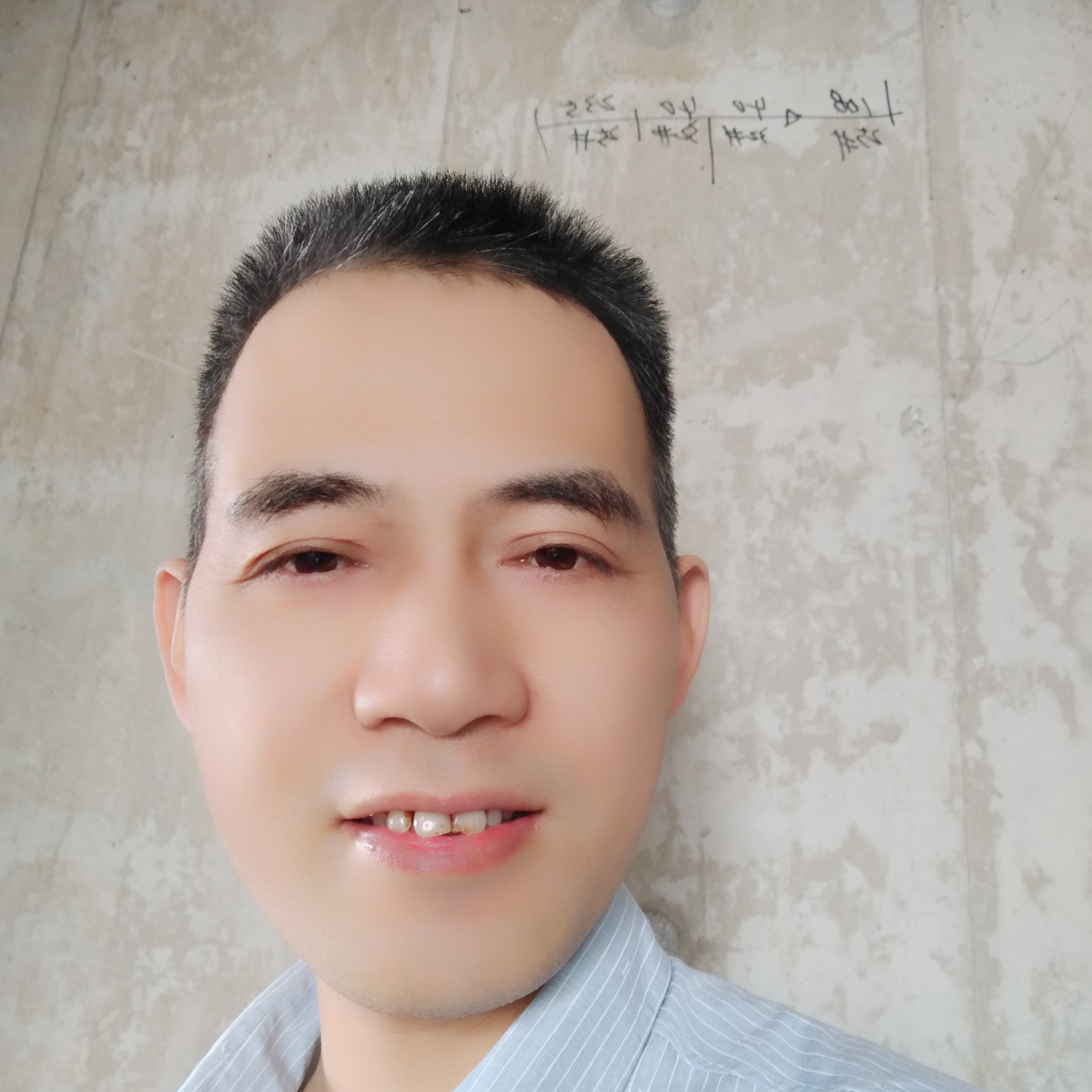 妖娆踢镜子的照片