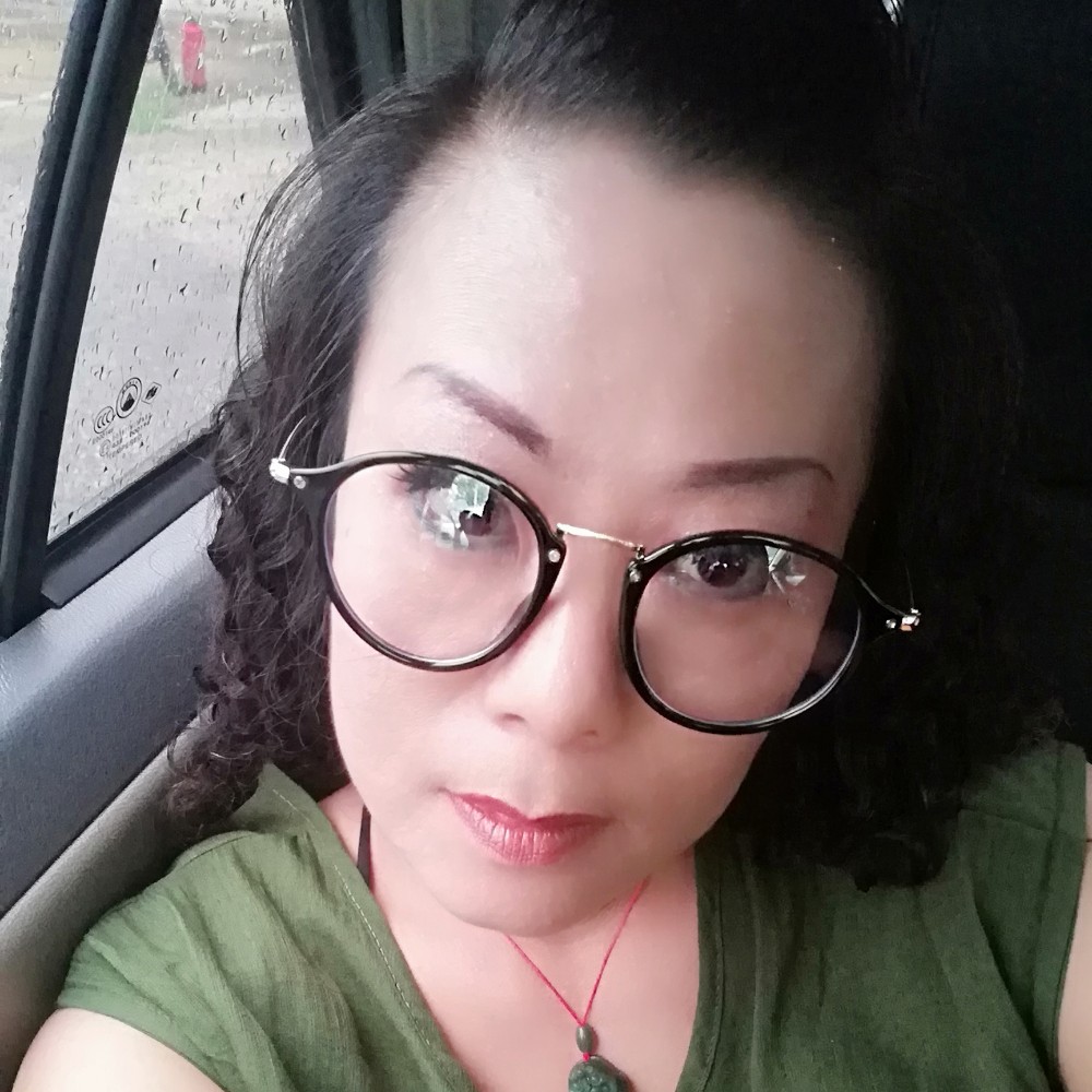 外向笑碧影的照片