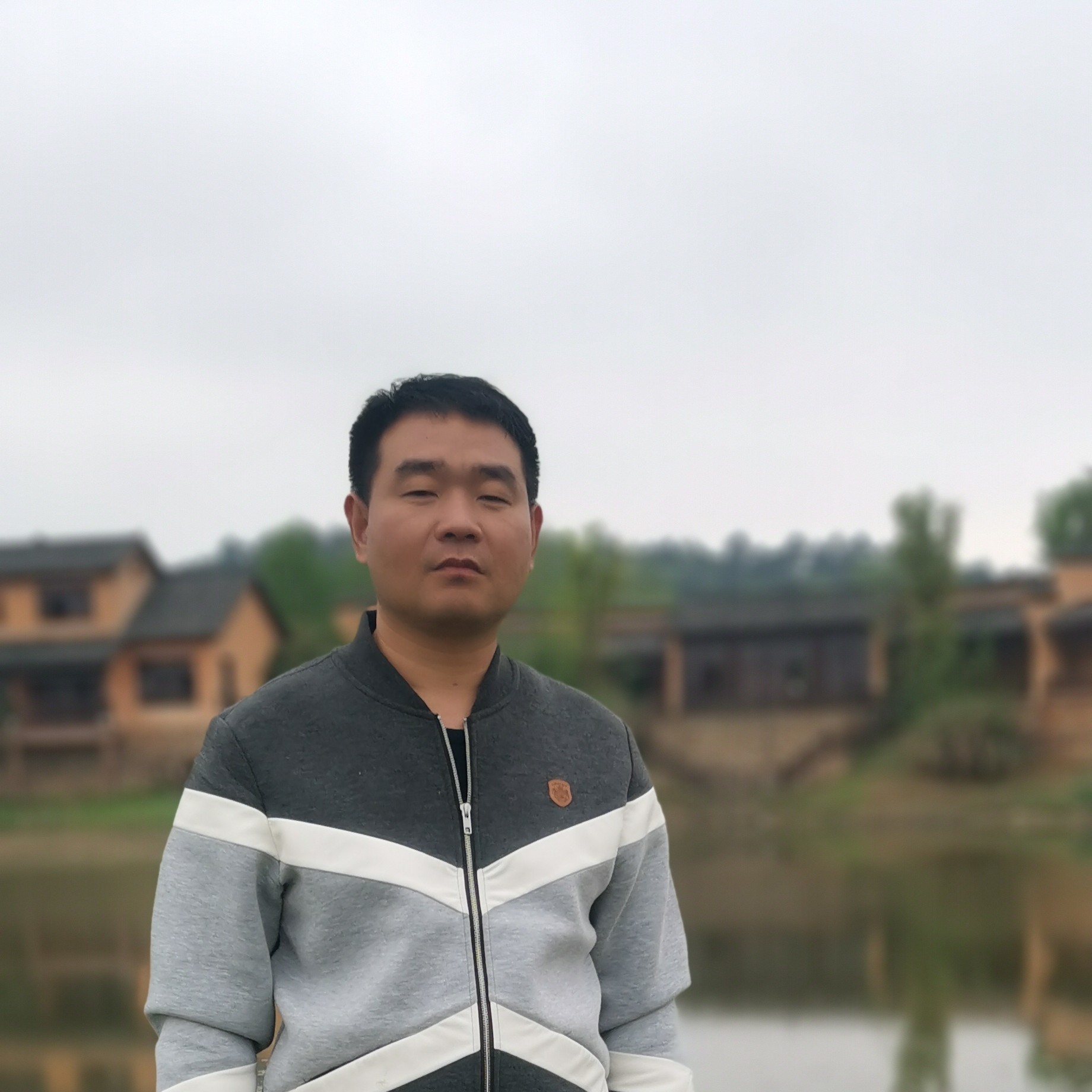 英俊蹁跹老虎的照片