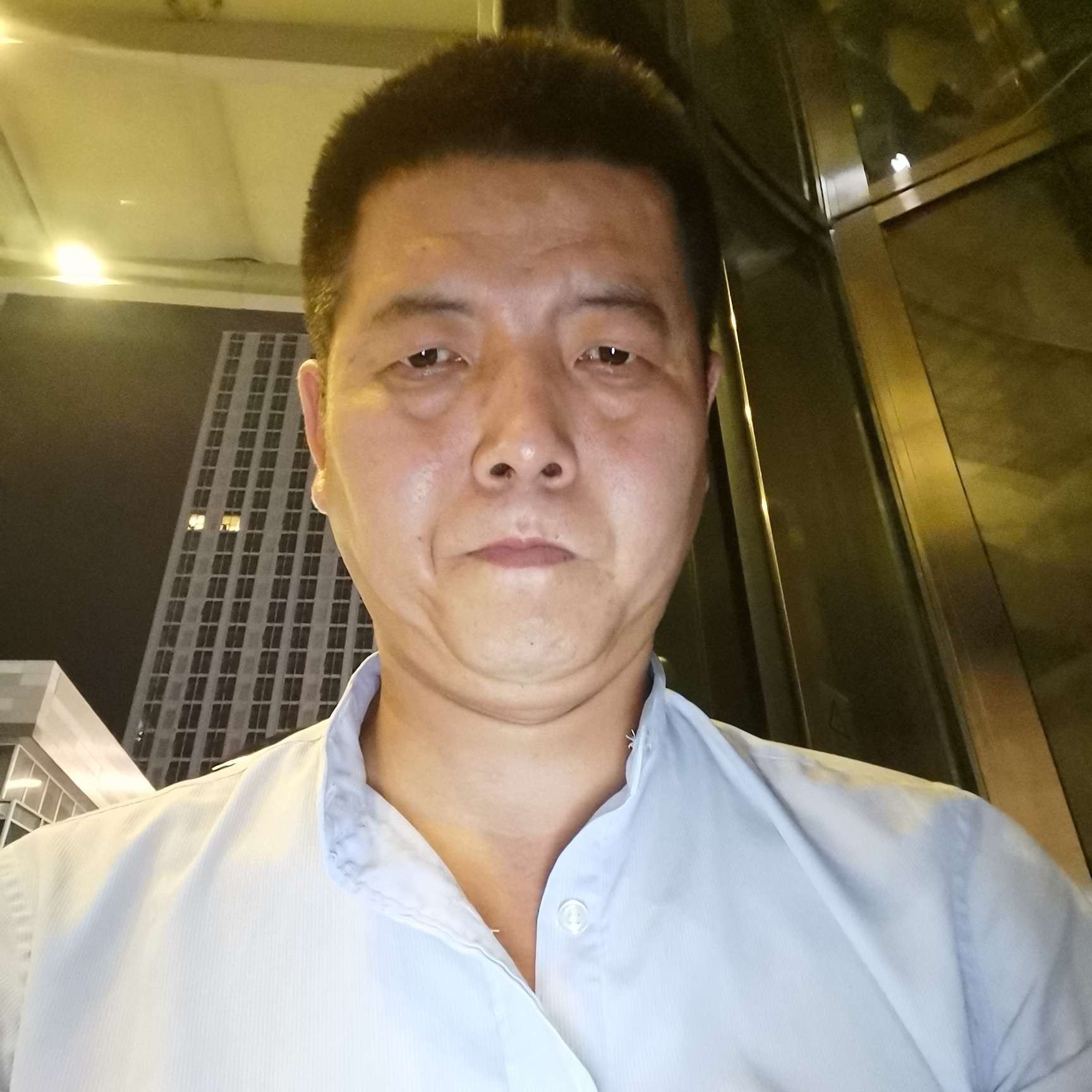 明理爱恋大树的照片