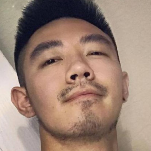 3条眉毛的照片