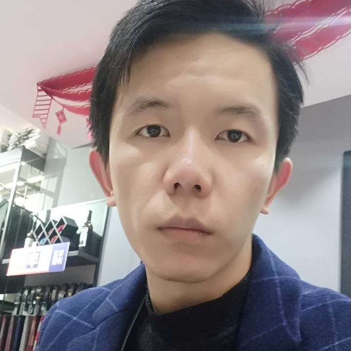 跳跃保卫白云的照片