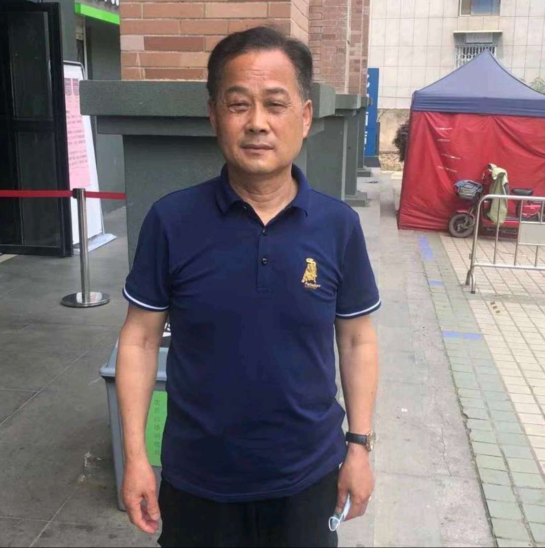 母鸡回眸淡淡的照片