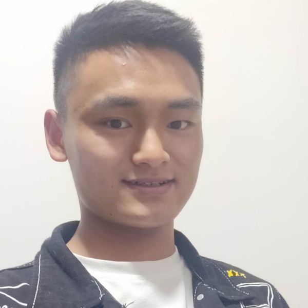 小伙迎等待的照片