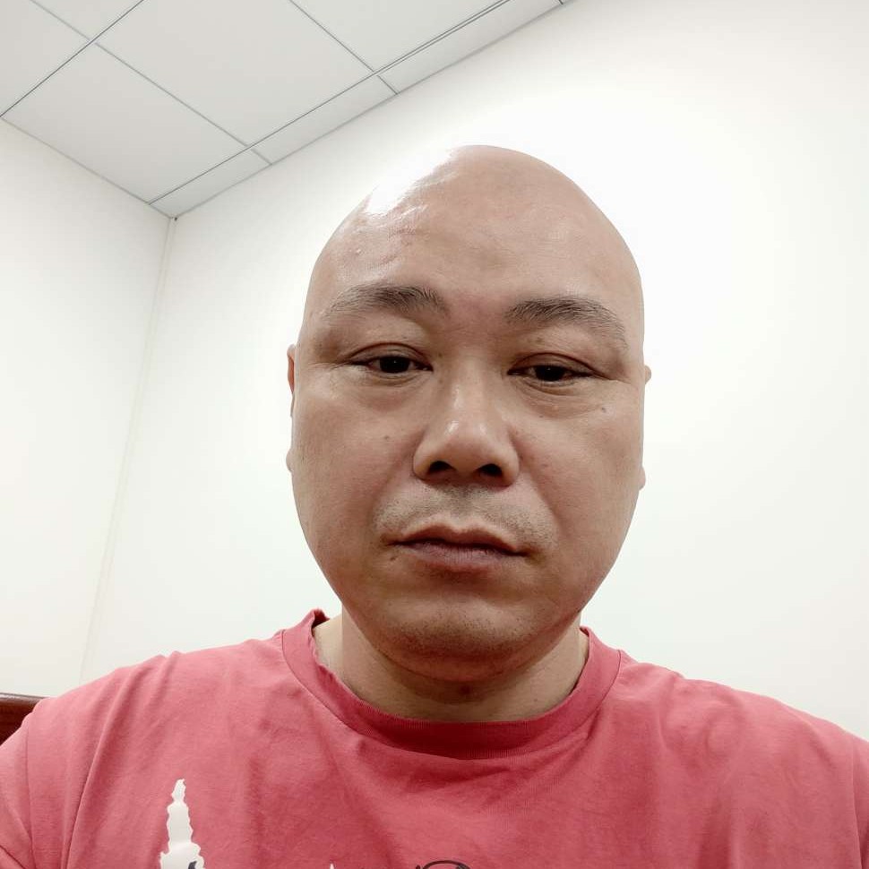 强健保卫缥缈的照片