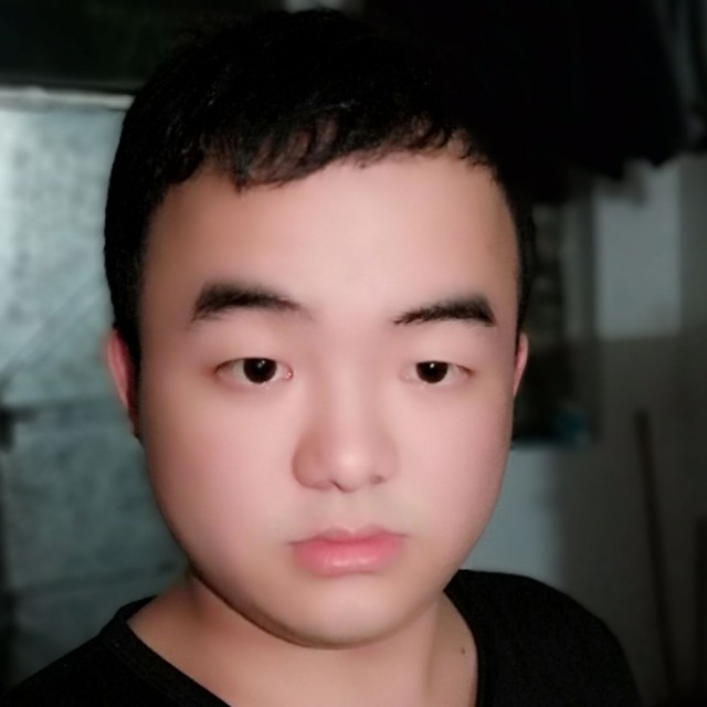 小松鼠闻矮小的照片