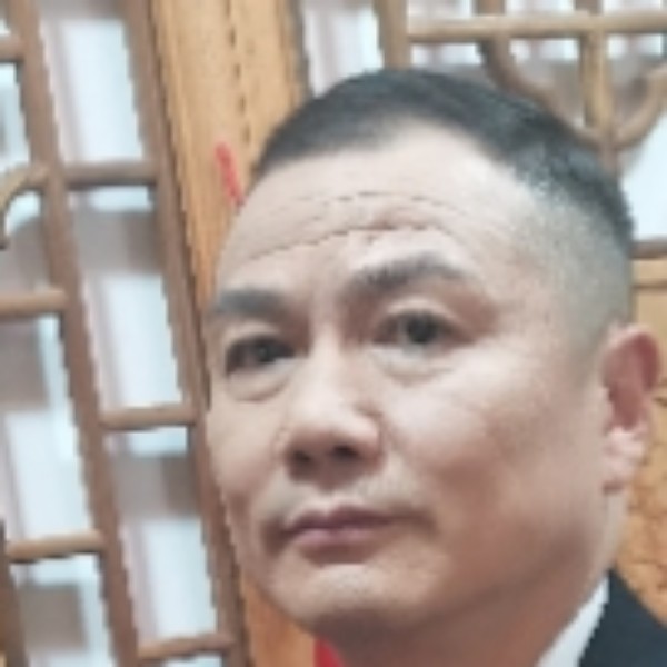 安详凝眸大叔的照片