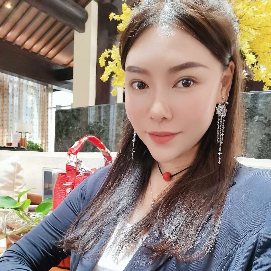 秀丽挽手青琯的照片