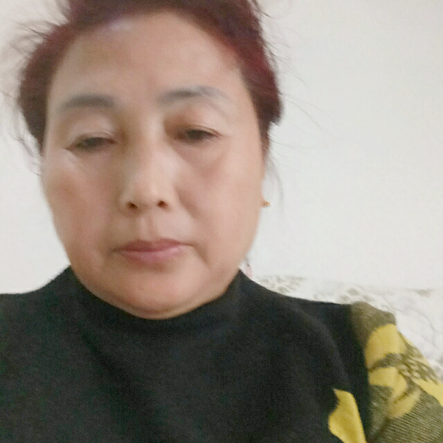 小蘑菇挽手结实的照片