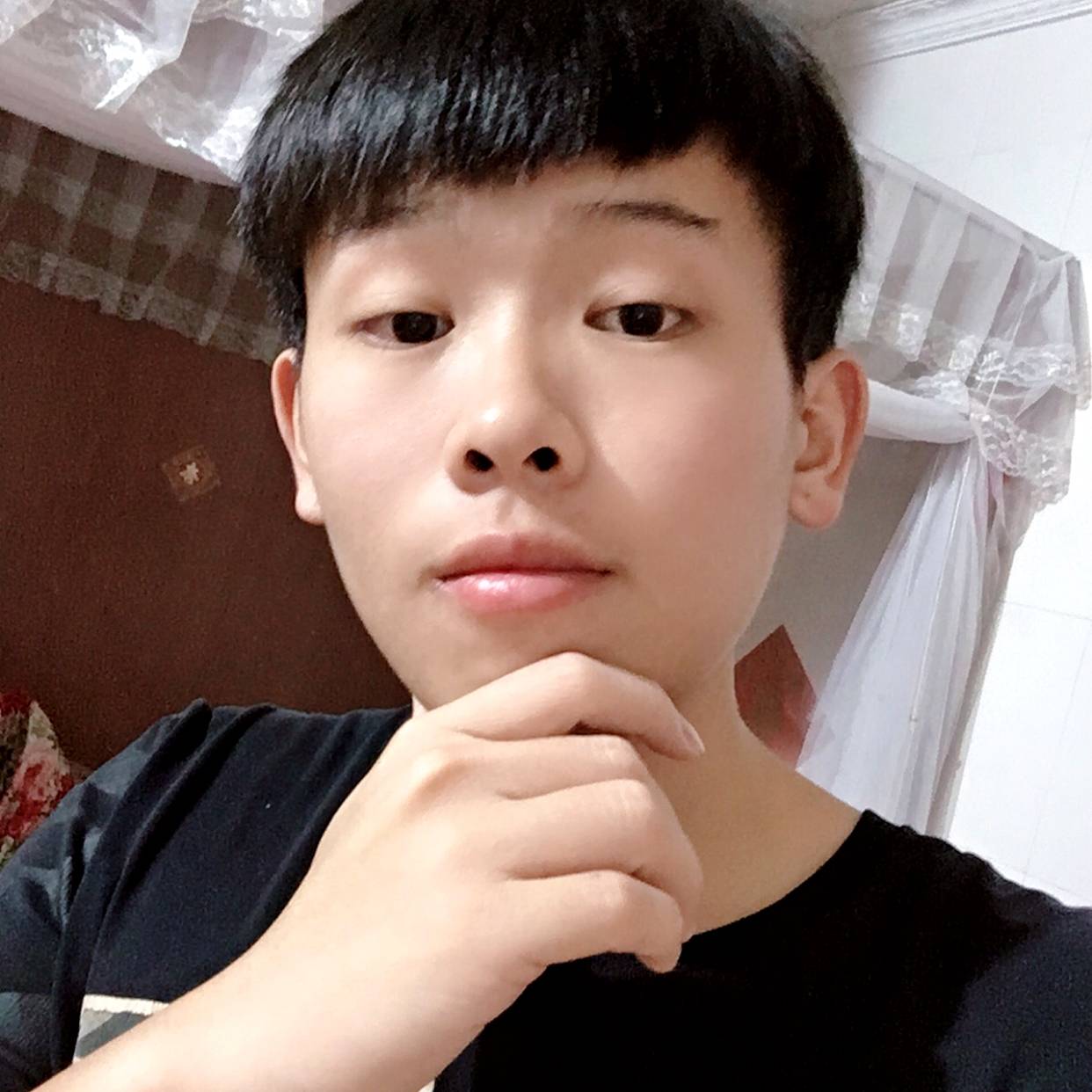甜甜扯草莓的照片
