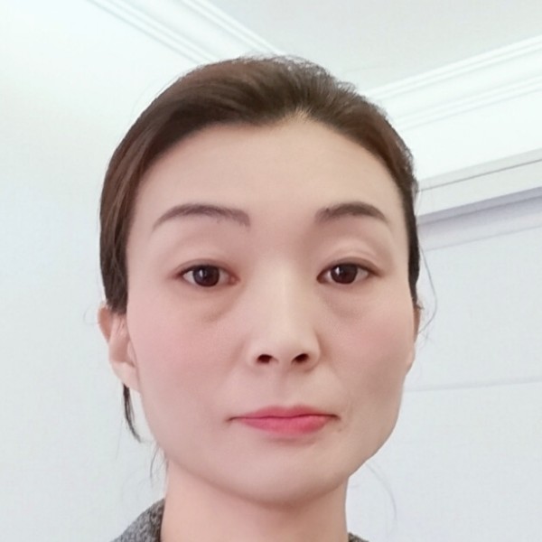 开心苦恋绿草的照片