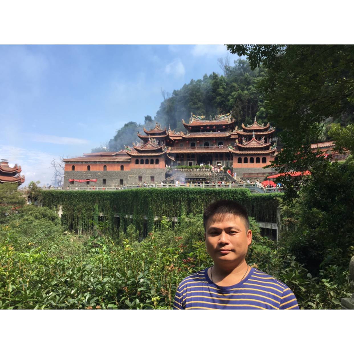 怕孤单等待金毛的照片
