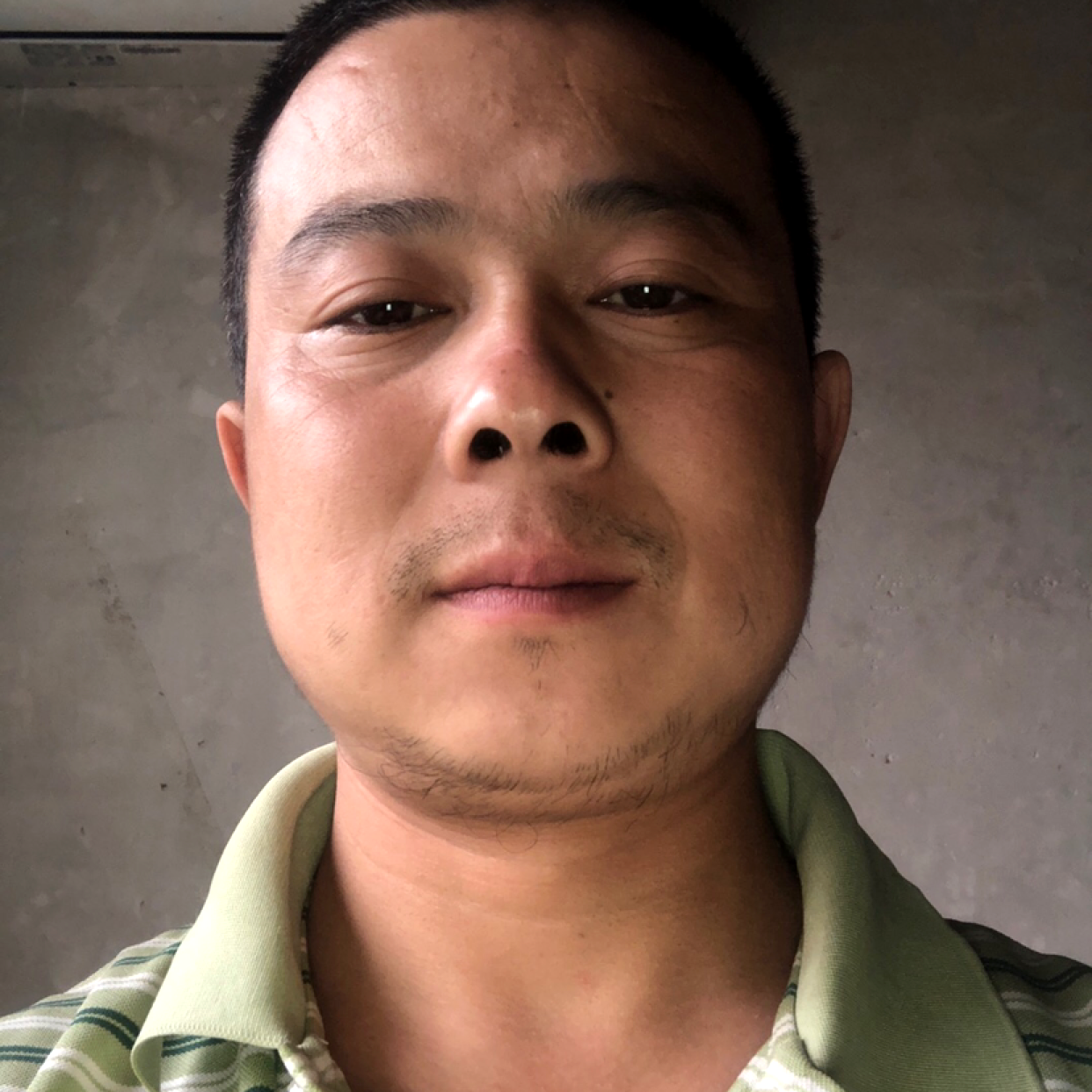 衬衫眯眯眼的照片