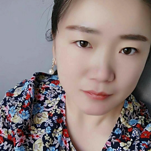 顾盼嗔羞掩面的照片