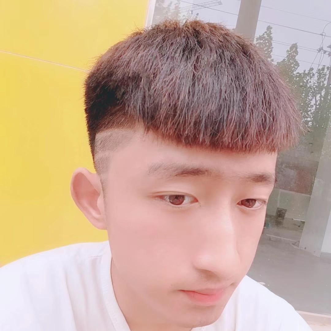 魁梧回首机器猫的照片