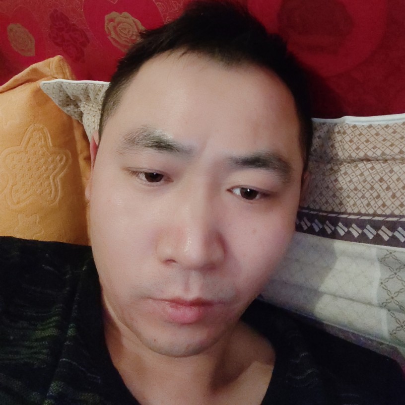 年轻鞋子的照片