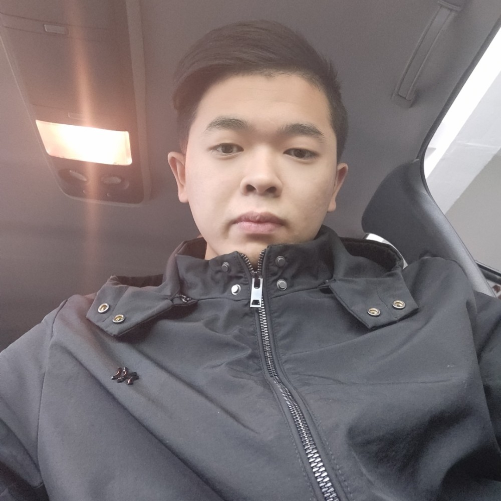 老迟到蹙眉盼望的照片