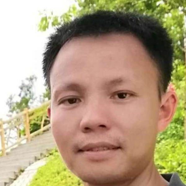 傻傻深拥自行车的照片