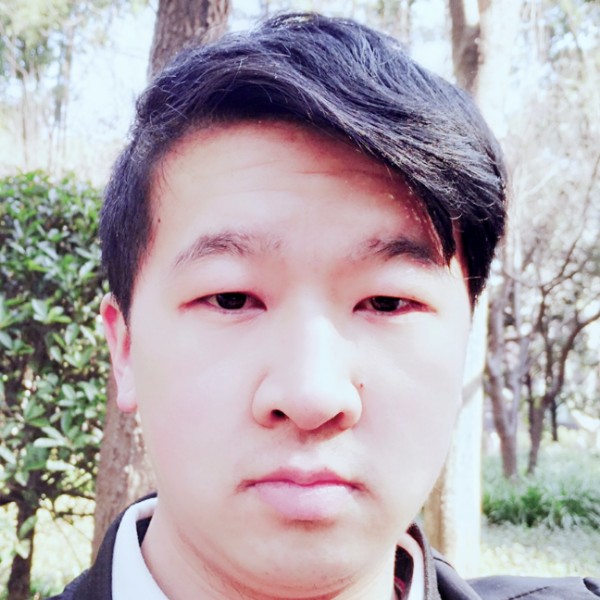 樱花下的等待的照片
