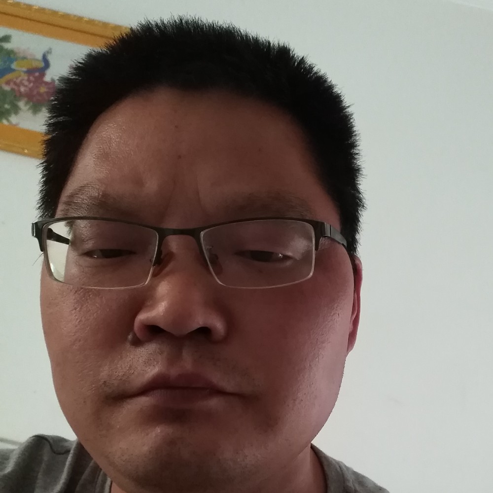 魁梧等待鸭子的照片