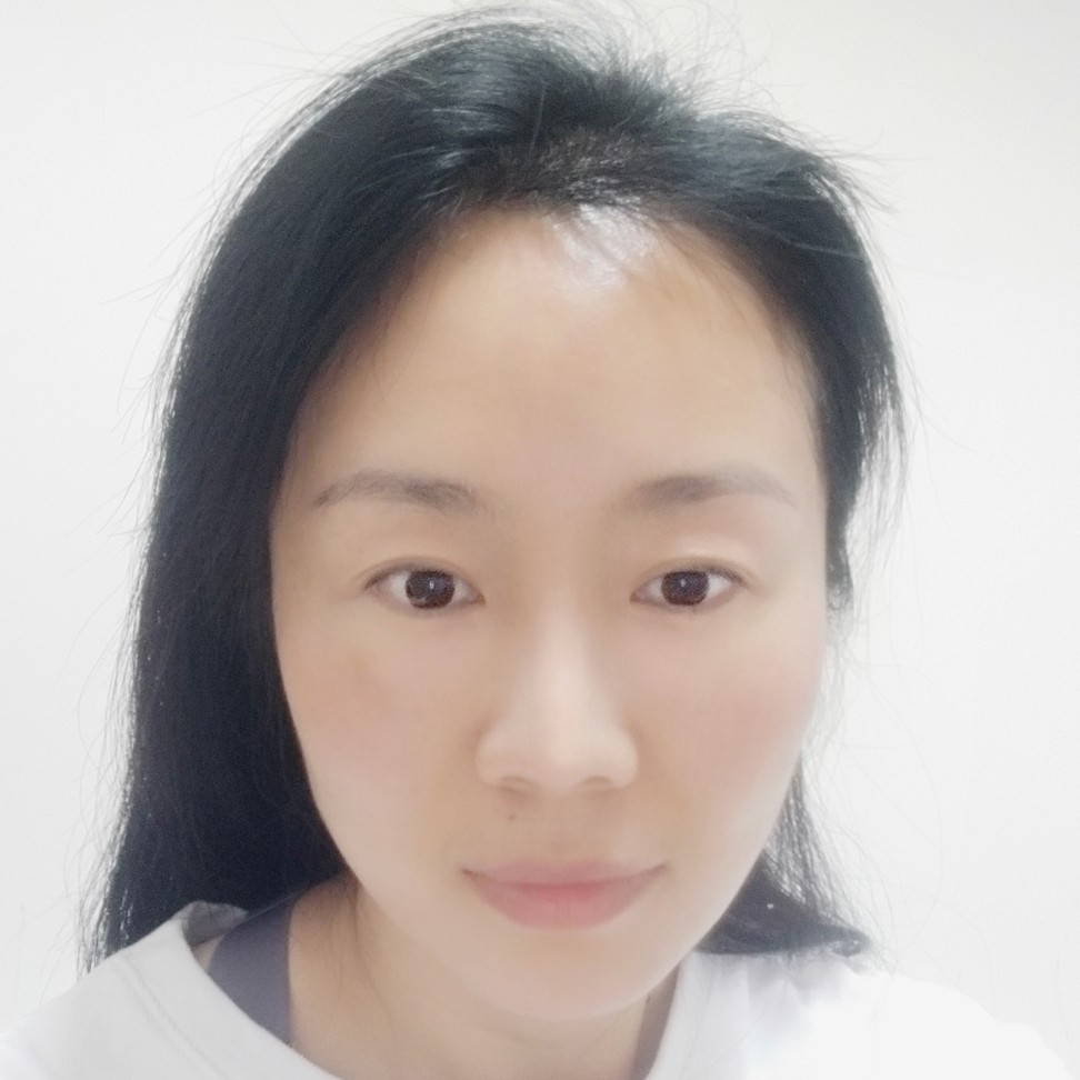 腼腆的百褶裙的照片