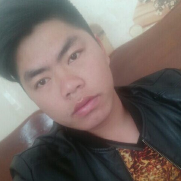 聪慧拿裙子的照片