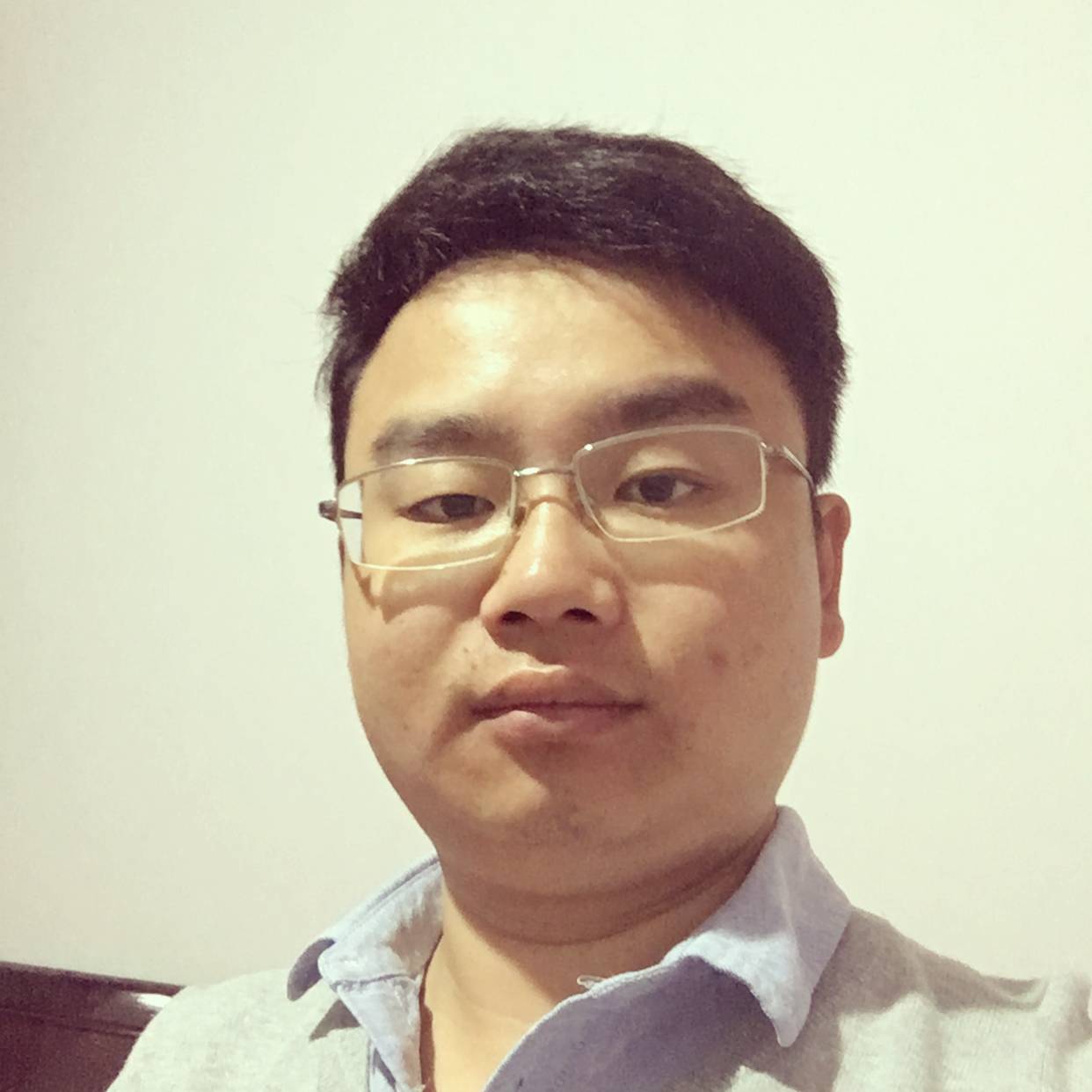 坚强演变路灯的照片
