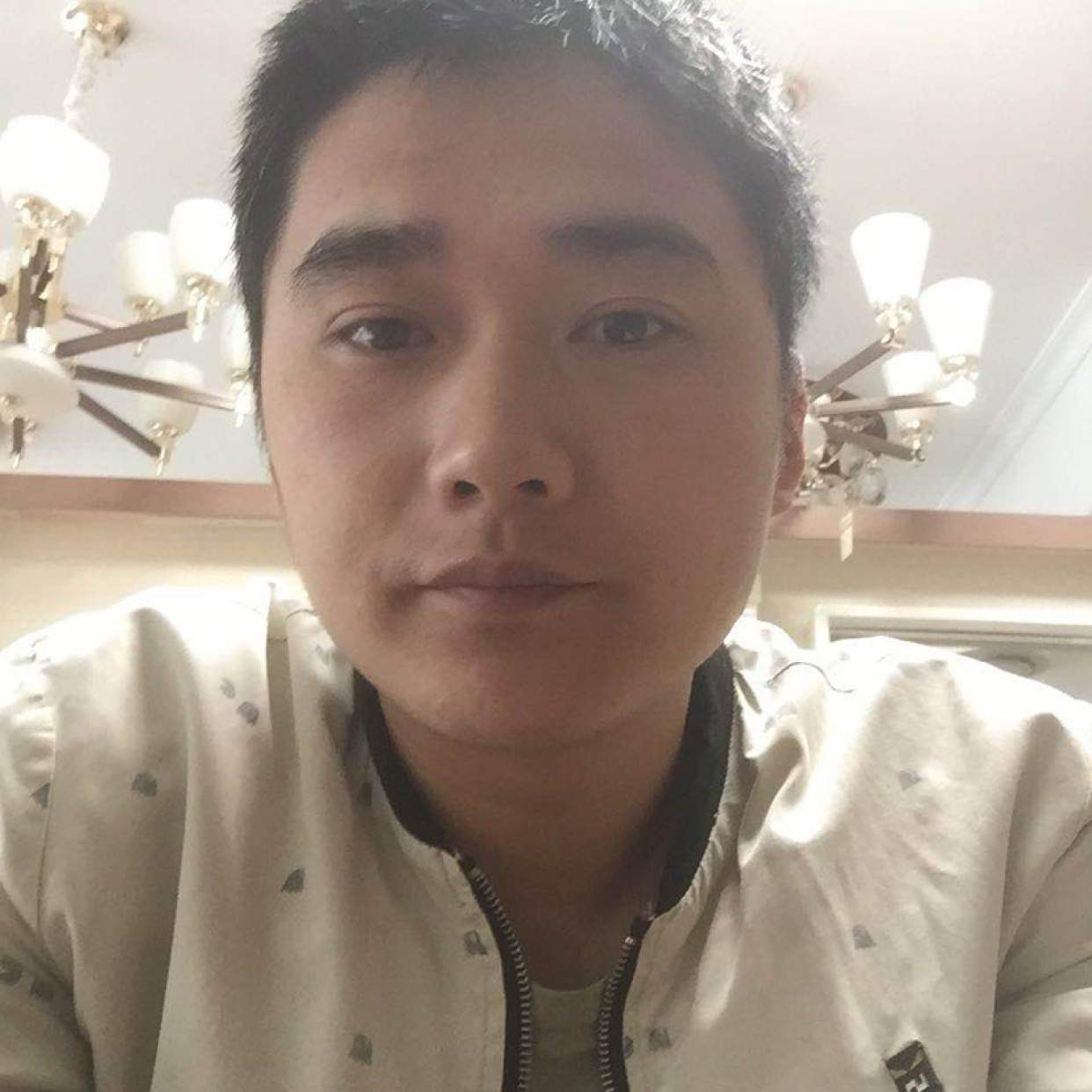 甜甜等待仙人掌的照片