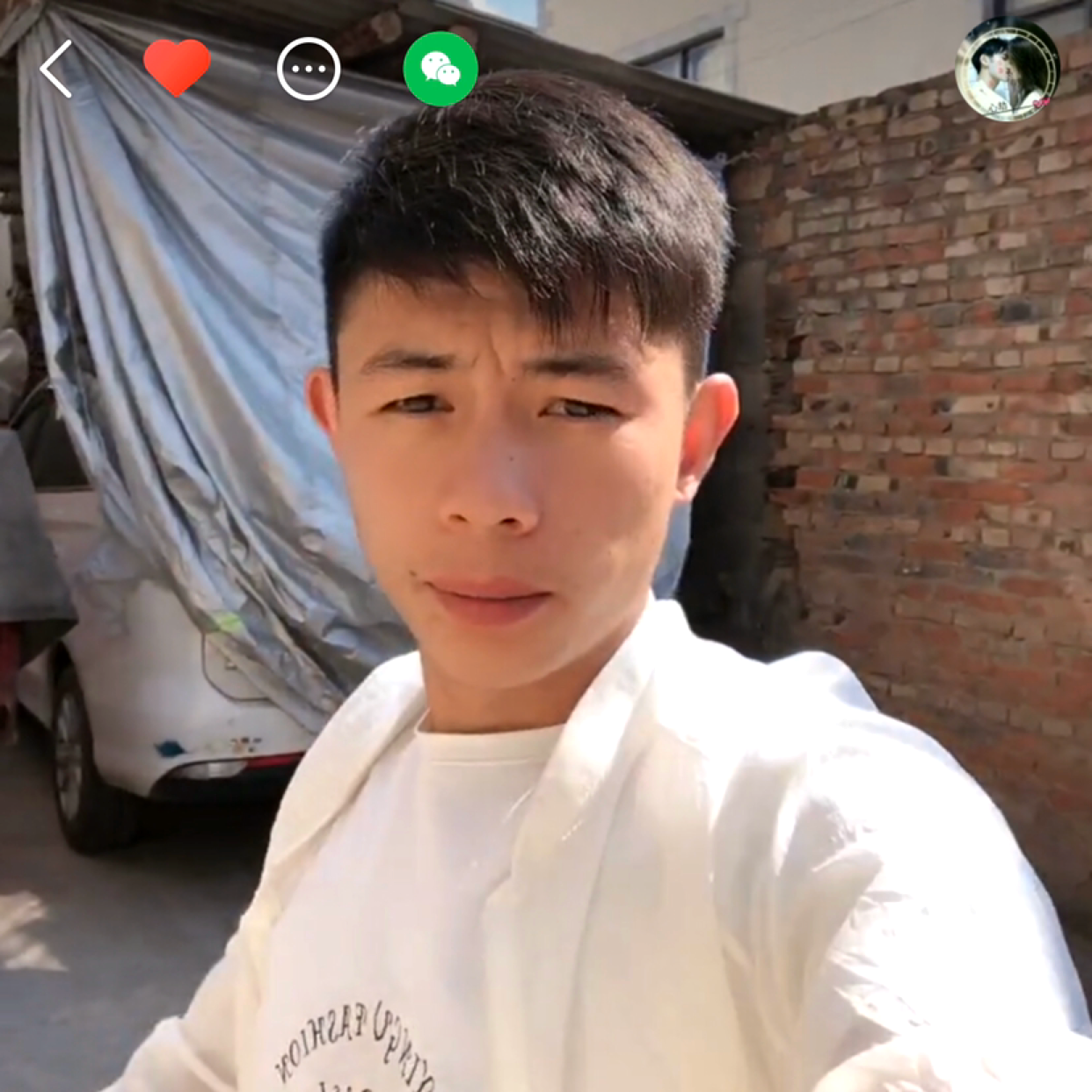 安详用手机的照片