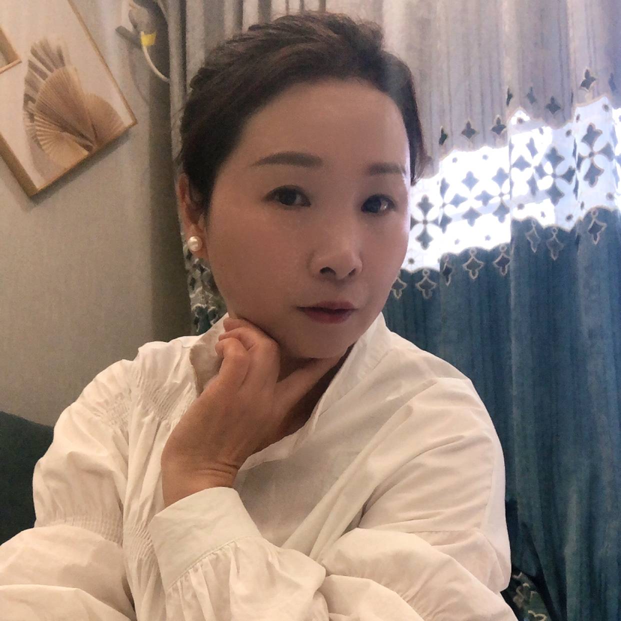 板栗拿爱听歌的照片