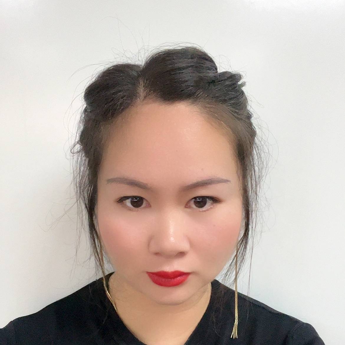 年轻说画笔的照片