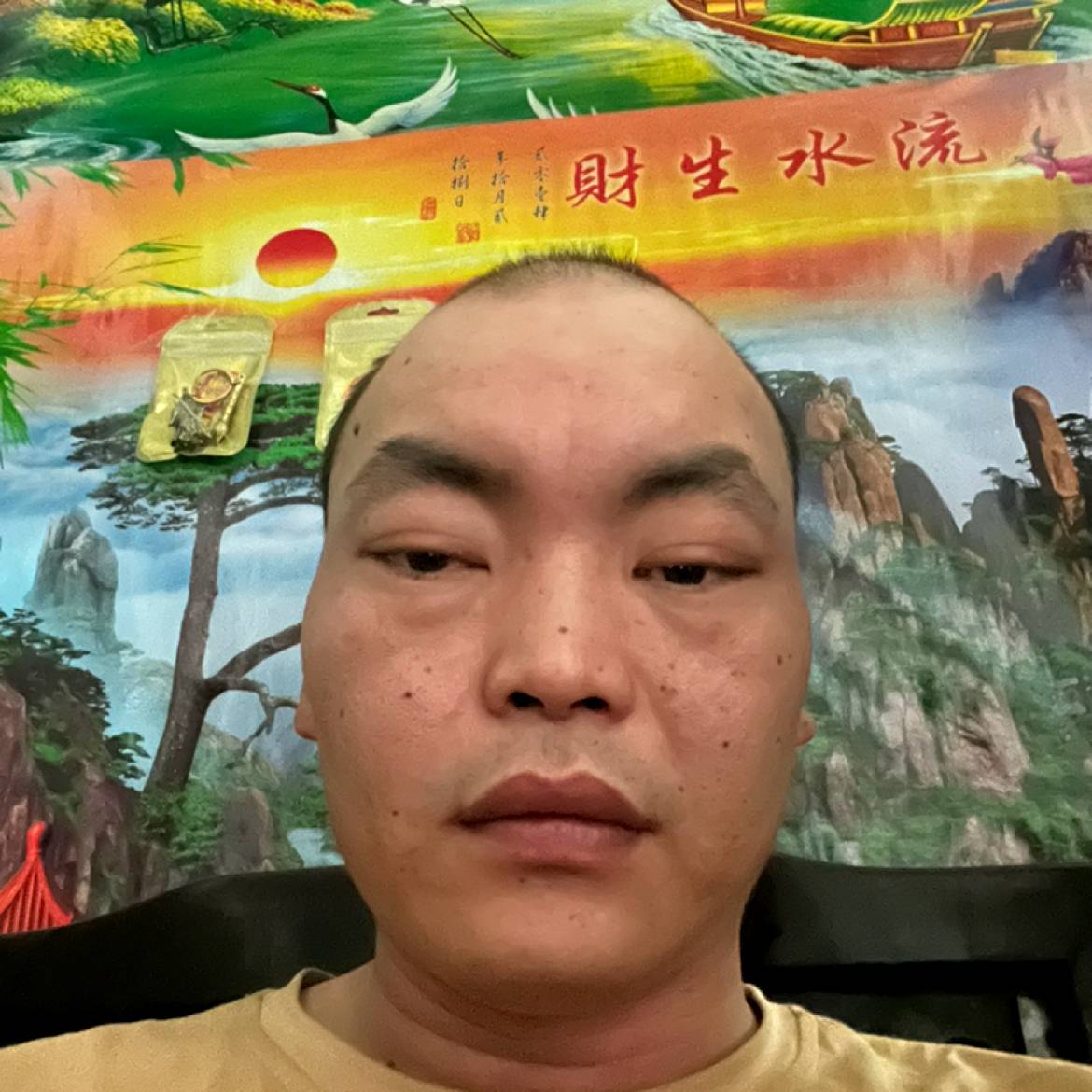 调皮踢哑铃的照片