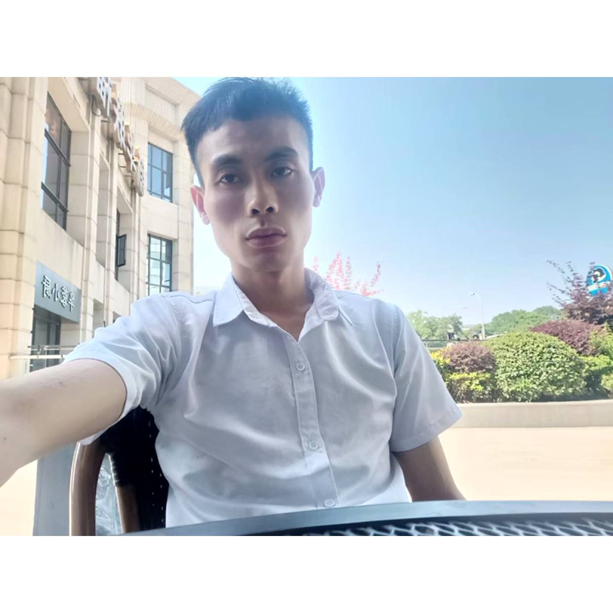 年轻爱电源的照片