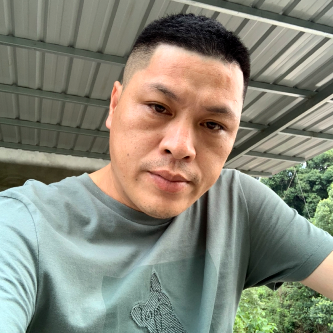 彪壮凝眸泪雨的照片