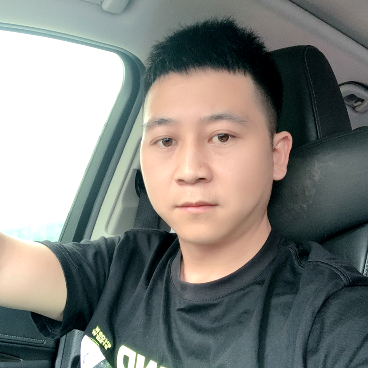 卖房的大叔的照片