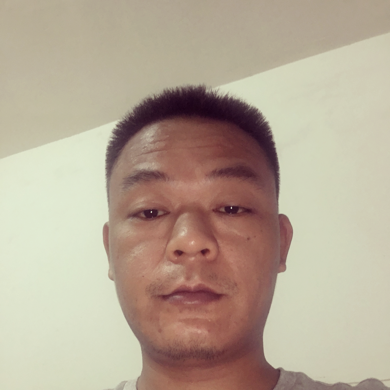 高大倾心音响的照片