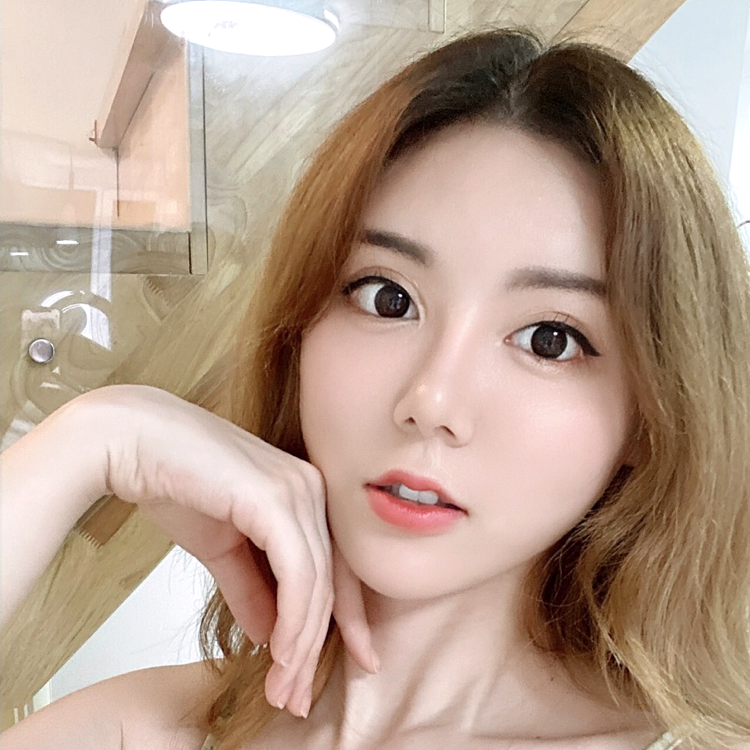 華麗凝眸秀发的照片