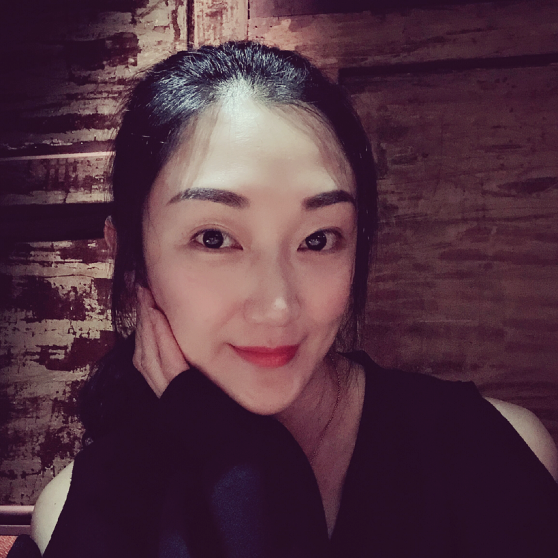 微笑回首现实的照片