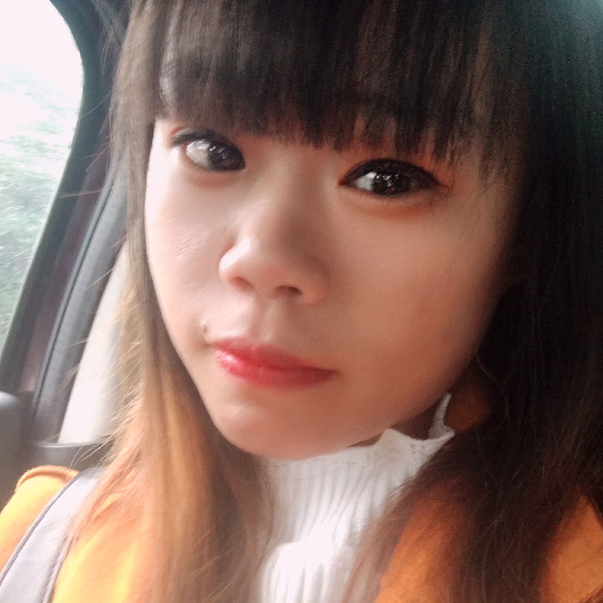 微笑掩饰冷漠的照片