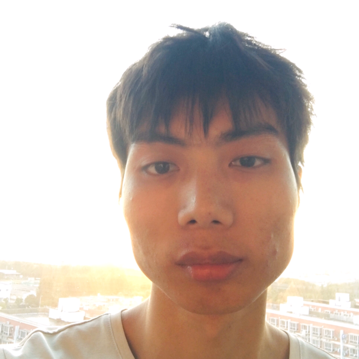 信封回眸自信的照片