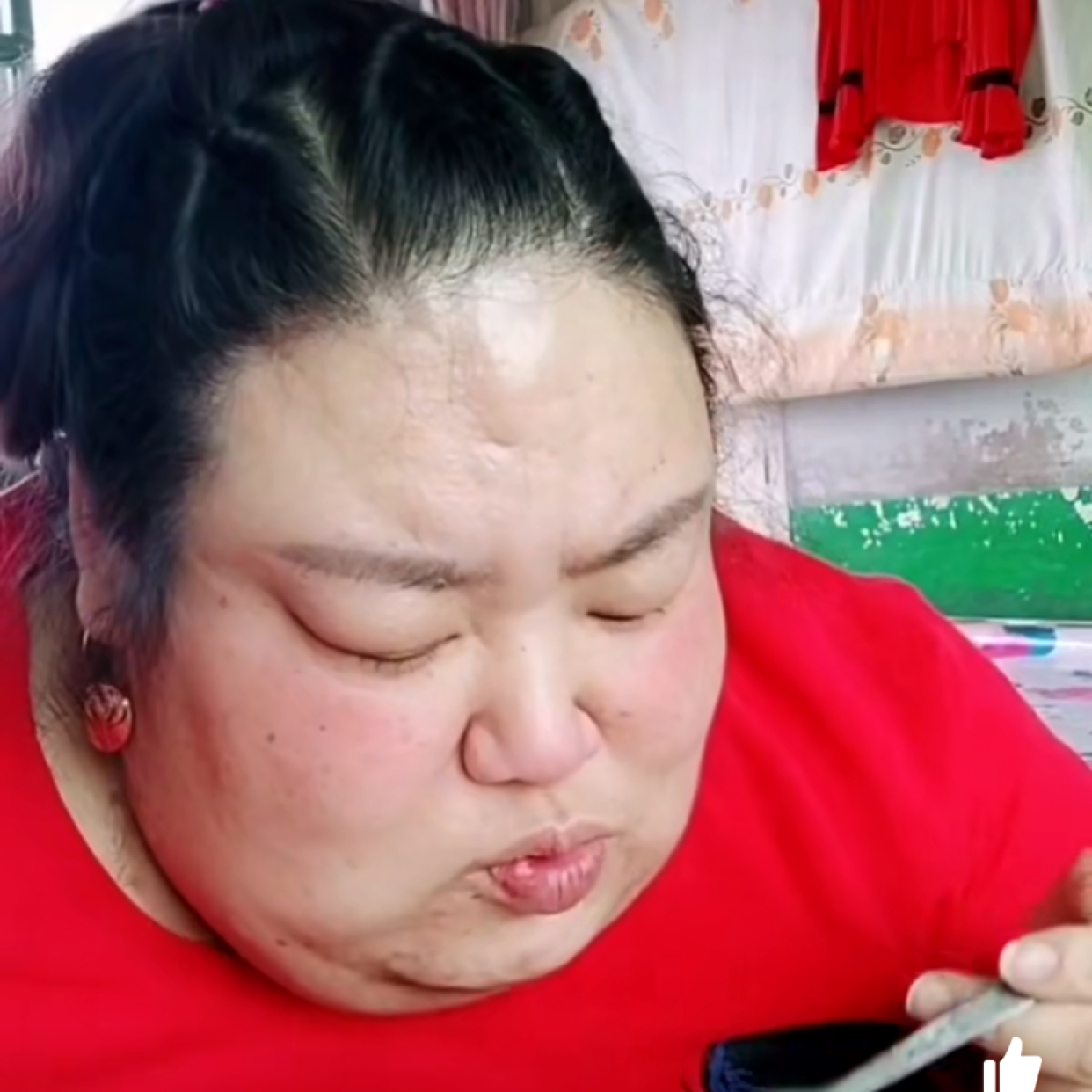 直率回眸秀发的照片