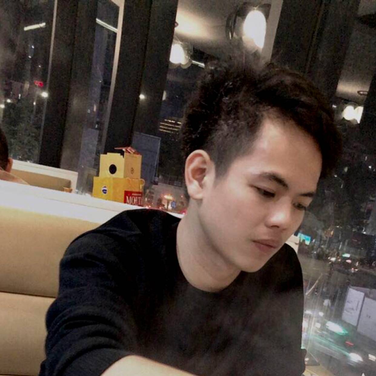 刻苦笑雪糕的照片