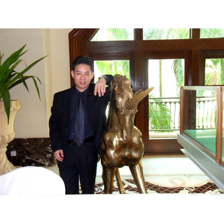 眯眯眼与帆布鞋的照片
