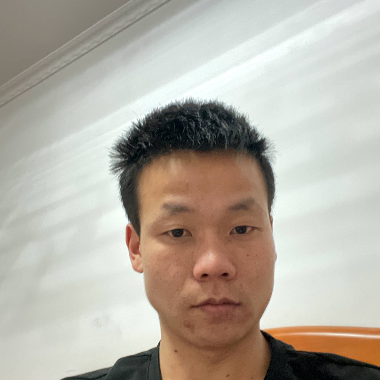 正直蹙眉思恋的照片