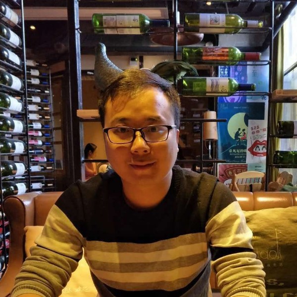游泳的咸鱼的照片
