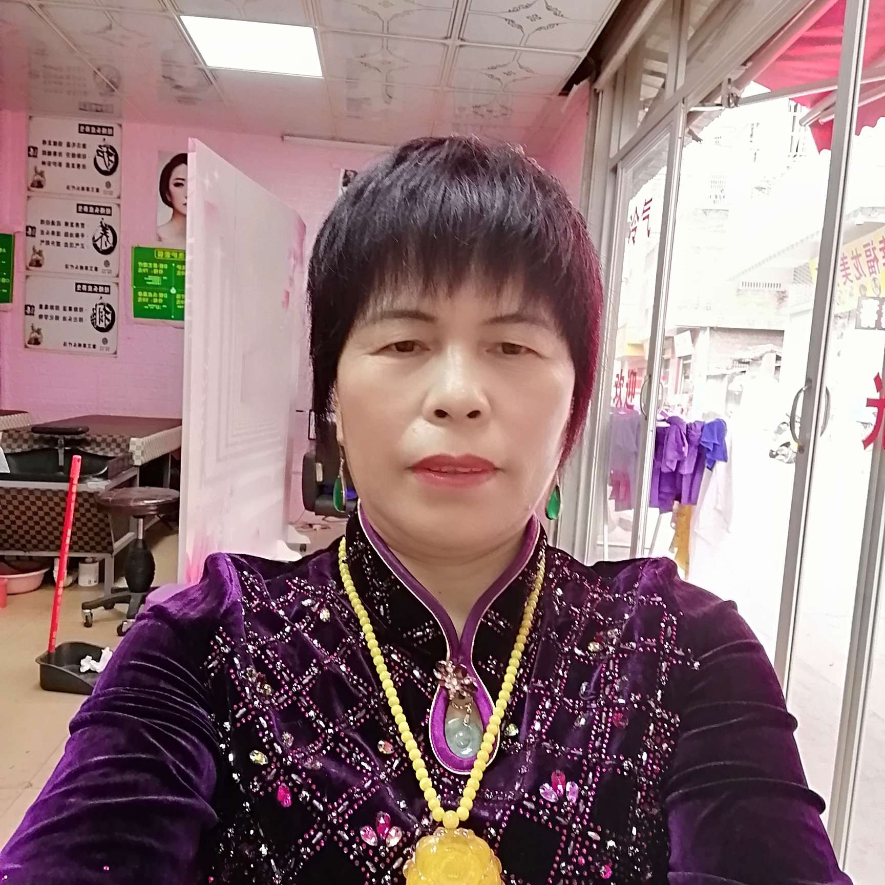 朴实打眼神的照片